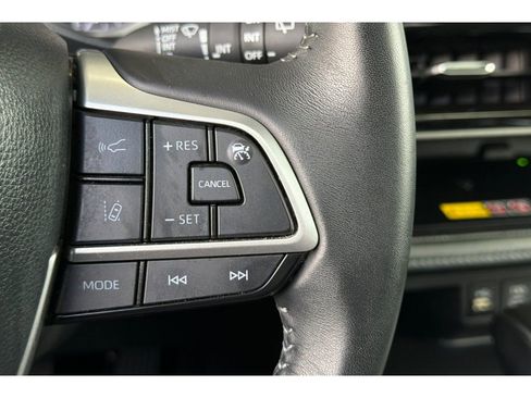 Used 2025 Toyota Highlander XLE FWD image 29