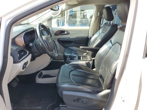 Used 2017 Chrysler Pacifica Touring-L image 11