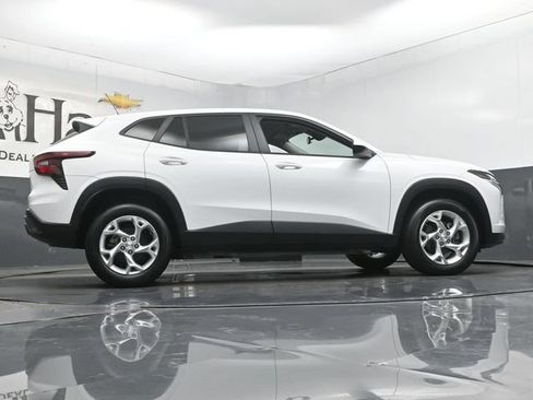 Used 2024 Chevrolet Trax LS w/ LS Convenience Package FWD image 57