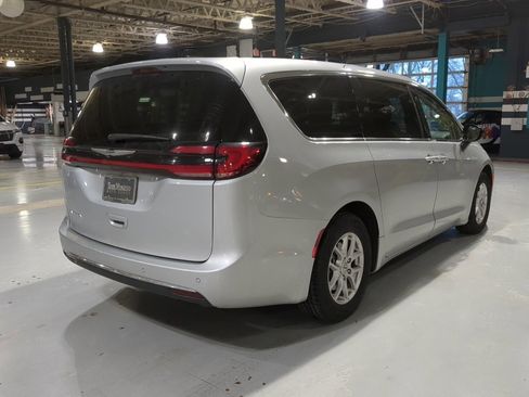 Used 2024 Chrysler Pacifica Touring-L image 7