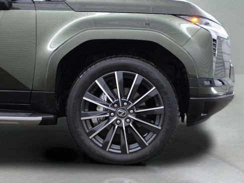 Used 2024 Lexus GX 550 w/ Accessory Package (31) AWD/4WD image 14