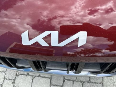 Used 2024 Kia Carnival LX FWD image 10