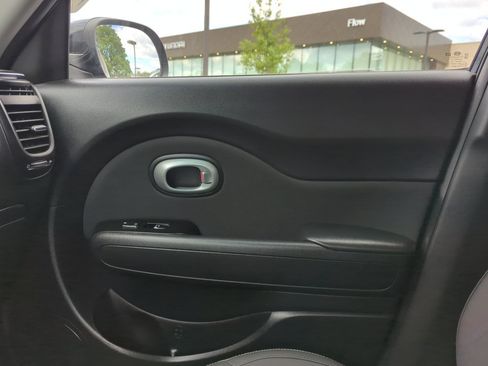 Used 2018 Kia Soul FWD image 37