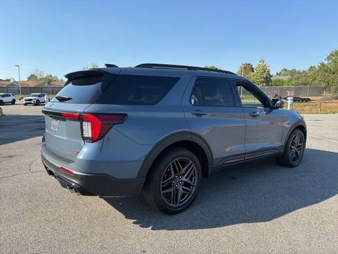 Used 2025 Ford Explorer ST image 3