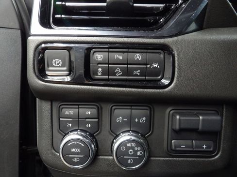 Used 2025 GMC Yukon XL AT4 AWD/4WD image 46