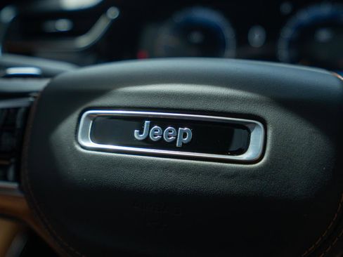 Used 2024 Jeep Grand Cherokee Summit AWD/4WD image 43