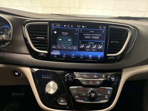 Used 2023 Chrysler Pacifica Touring-L image 26