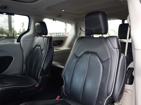 Used 2022 Chrysler Pacifica Limited FWD image 15