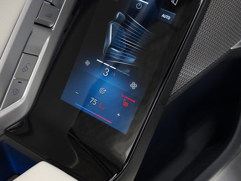 Used 2025 BMW 760i xDrive w/ Premium Package image 46