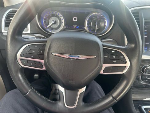 Used 2018 Chrysler 300 Touring L image 9