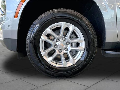 Used 2026 Chevrolet Suburban LT RWD image 10