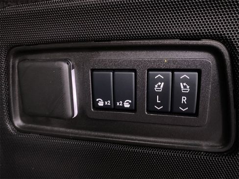 Certified 2025 Cadillac Escalade Premium Luxury image 32