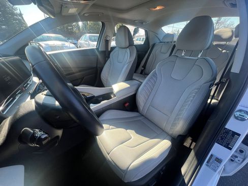 Used 2025 Hyundai Elantra Limited image 37