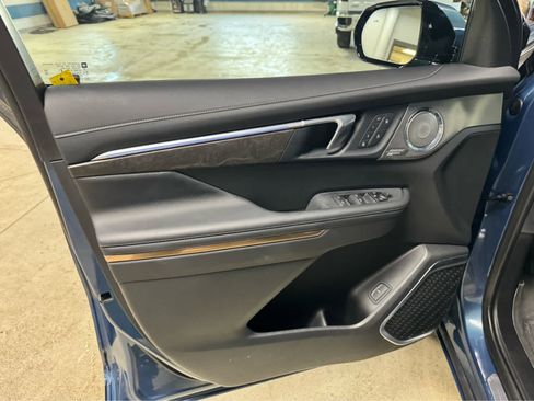 Certified 2025 Buick Enclave Avenir image 16