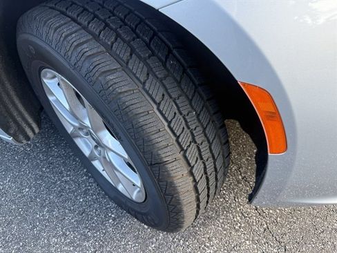 Used 2024 Chrysler Pacifica Touring-L FWD image 5