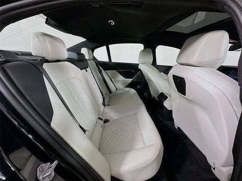 Used 2025 BMW 530i xDrive 530i xDrive w/ Premium Package image 29