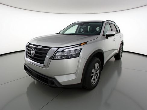 Used 2025 Nissan Pathfinder SV image 3