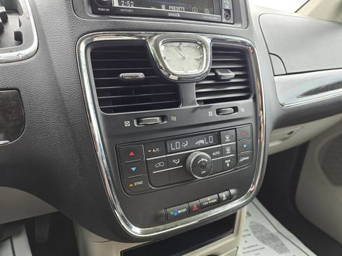 Used 2014 Chrysler Town & Country Touring FWD image 23