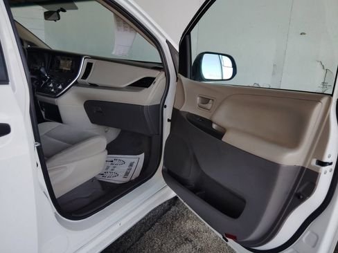Used 2017 Toyota Sienna L FWD image 10
