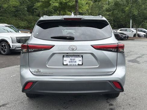 Used 2023 Toyota Highlander XLE FWD image 6