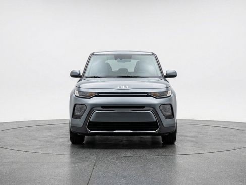 Used 2025 Kia Soul LX w/ LX Technology Package image 2