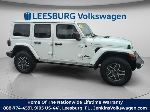Used 2025 Jeep Wrangler Unlimited Sahara AWD/4WD image 2