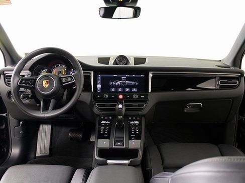 Certified 2025 Porsche Macan image 13