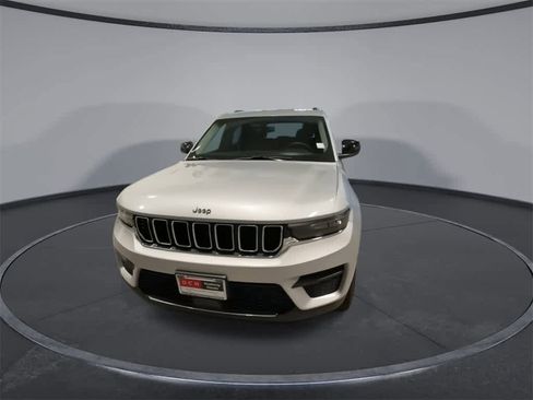 Used 2023 Jeep Grand Cherokee Laredo image 3