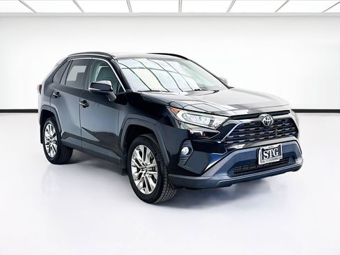 Used 2020 Toyota RAV4 XLE Premium image 3