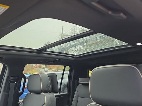 New 2025 Chevrolet Suburban Premier image 21