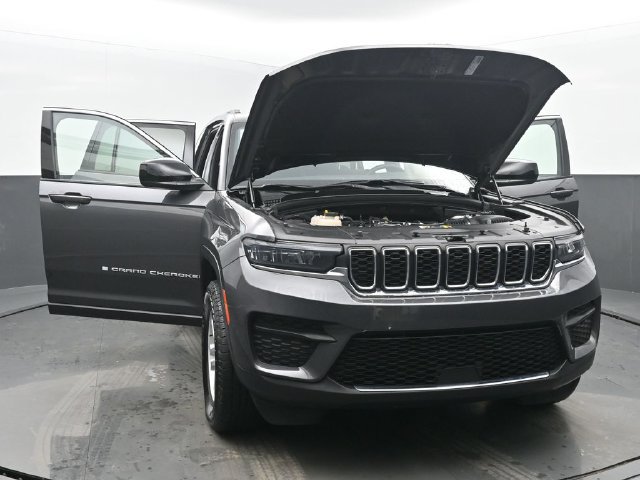 Used 2024 Jeep Grand Cherokee Laredo AWD/4WD image 54