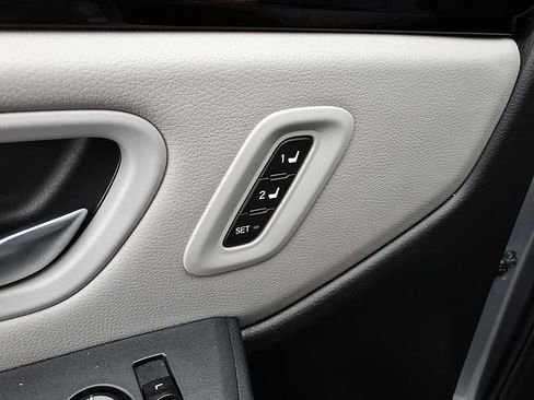 Used 2025 Honda Pilot Touring image 13