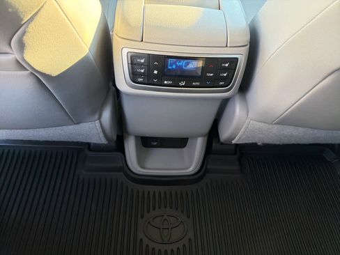 Used 2017 Toyota Highlander Limited Platinum image 25