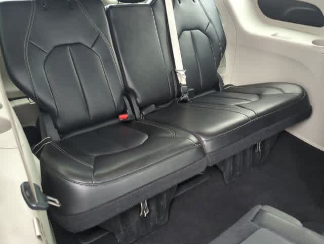Certified 2024 Chrysler Pacifica Touring-L FWD image 22