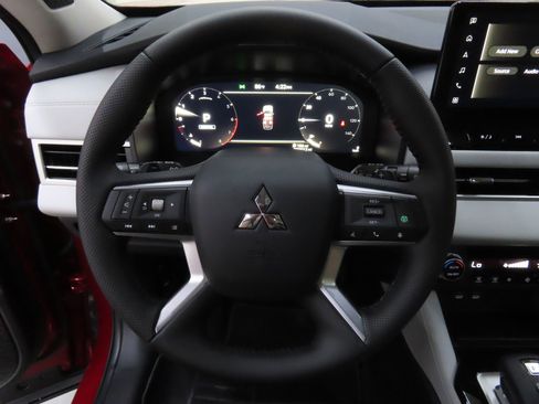 Used 2025 Mitsubishi Outlander SE FWD image 15