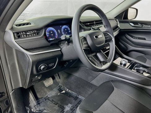 Used 2023 Jeep Grand Cherokee Laredo AWD/4WD image 9