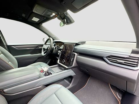 Used 2024 GMC Acadia AT4 w/ Luxury Package image 31