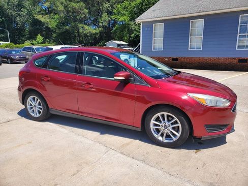 Used 2017 Ford Focus SE FWD image 3