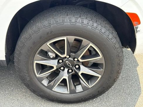 Used 2022 Chevrolet Tahoe Z71 w/ Luxury Package AWD/4WD image 30