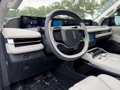 Used 2025 Lincoln Navigator L Reserve AWD/4WD image 10