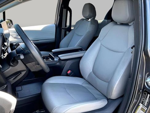 Certified 2025 Toyota Sienna XLE FWD image 7