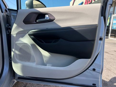 Used 2023 Chrysler Voyager LX image 28