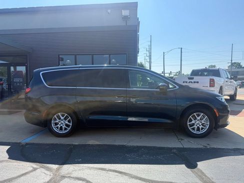 Used 2023 Chrysler Pacifica Touring-L FWD image 4