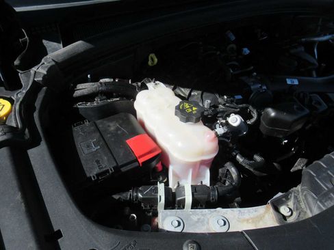 Used 2023 Jeep Grand Cherokee L Laredo image 13