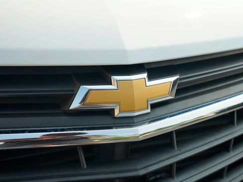 Used 2020 Chevrolet Equinox LT w/ Driver Convenience Package FWD image 10