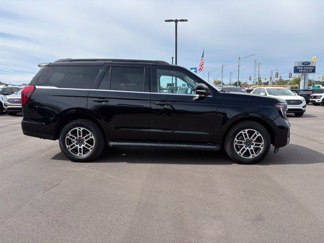 Certified 2025 Ford Expedition Active AWD/4WD image 2