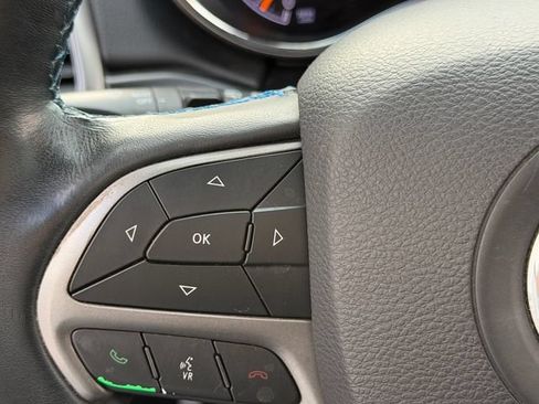 Used 2019 Jeep Grand Cherokee Laredo RWD image 25