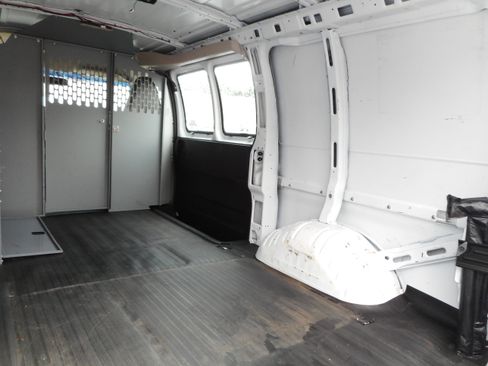 Used 2016 Chevrolet Express 2500 RWD image 18