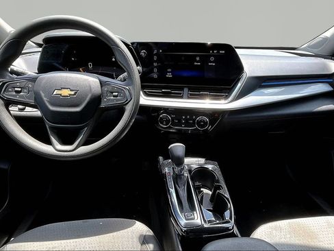 Used 2025 Chevrolet Trax LT FWD image 9