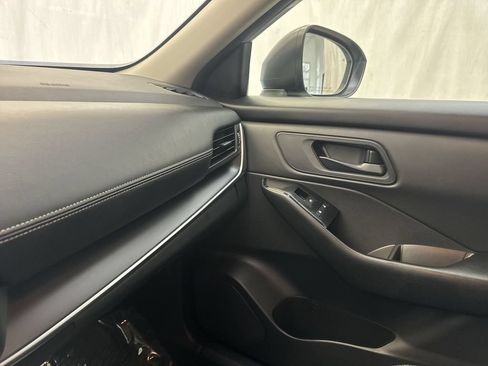 Used 2024 Nissan Rogue S FWD image 21
